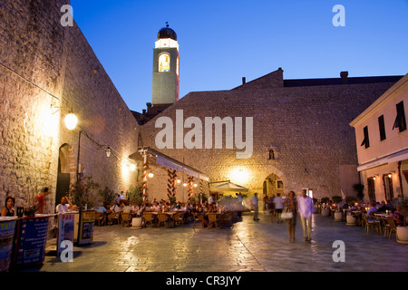Croazia, Dalmazia, costa dalmata, Dubrovnik, centro storico Patrimonio Mondiale UNESCO, ristoranti del porto Foto Stock