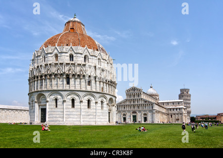 Il Battistero e il Duomo in Piazza dei Miracoli, Piazza dei Miracoli, Pisa, Italia, Europa Foto Stock