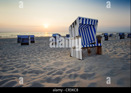 In vimini con tetto di sedie a sdraio sulla spiaggia, Westerland, isola di Sylt, Schleswig-Holstein, Germania, Europa Foto Stock