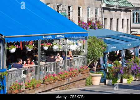 Canada, Provincia di Quebec, Montreal Vieux Montréal (Old Montreal distretto), Place Jacques Cartier e terrazze in estate Foto Stock