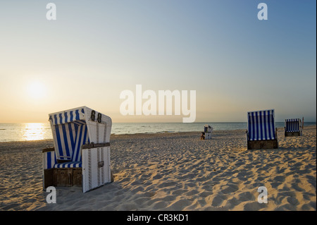 In vimini con tetto di sedie a sdraio sulla spiaggia, Westerland, isola di Sylt, Schleswig-Holstein, Germania, Europa Foto Stock