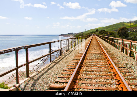 Traliccio ferroviario sulla costa vicino a Santa Barbara in California" Foto Stock