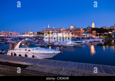 Canada, Québec, Provincia di Quebec City, Marina del Vieux Port (porto vecchio) e sullo sfondo la Città Vecchia quotata al mondo Foto Stock