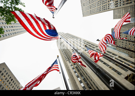Il Rockefeller Center, bandierine americane, Manhattan, New York, Stati Uniti d'America Foto Stock