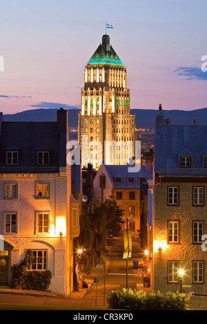 Canada, Québec, Provincia di Quebec City, Città Vecchia elencati dall'UNESCO Patrimonio dell'umanità, Prezzo edificio in background di notte Foto Stock