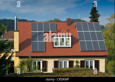 Casa con pannelli solari e tetto di erba, Freiburg im Breisgau, Baden-Wuerttemberg, Germania, Europa Foto Stock