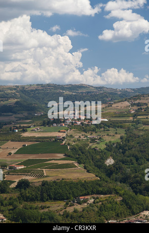 Paesaggio collinare nei pressi di Castino, Cuneo, Piemonte, Italia, Europa Foto Stock