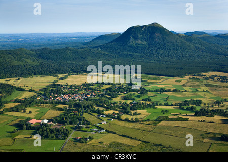 Francia, Puy de Dome, Laschamp, Puy de Dome in background (vista aerea) Foto Stock
