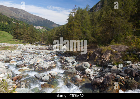 Fiume Po in prossimità della sua testa, Valle Padana, provincia di Cuneo, Piemonte, Italia, Europa Foto Stock