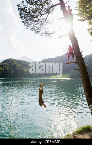 Bambini divertirsi sul lago Alatsee vicino a Füssen, Allgaeu regione Baviera, Germania, Europa Foto Stock