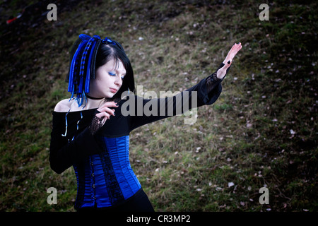 Donna, Cyber-Gothic, braccio teso Foto Stock