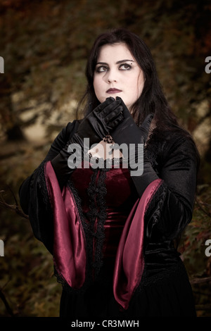 Donna in piedi di stile gotico, stile Romantic-Gothic Foto stock - Alamy