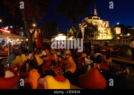 Turchia, Istanbul, Beyoglu, Tophane distretto, cafe di fronte Nusretiye Camii (Tophane Moschea) Foto Stock
