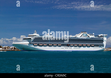 Navi da Crociera Caribbean Princess ormeggiati alla Cruiuse Ship Terminal Kings Wharf, Royal Naval Dockyard, Bermuda Foto Stock
