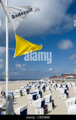 Bandiera 'Badezeit' o 'Il nuoto tempo' e con tetti in vimini sedia spiaggia sulla spiaggia di Westerland, Sylt, Nord Isola Frisone Foto Stock