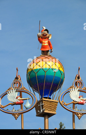 Timothy D. Mouse con Magic giù sulla Mongolfiera supervisiona i battenti Dumbo attrazione a Disneyland, Anaheim, California Foto Stock