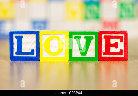 Amore enunciato in alfabeto di blocchi di costruzione Foto Stock