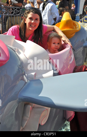 Le famiglie aventi divertimento su Disneyland di Dumbo Flying Elephant attrazione di Fantasyland Foto Stock