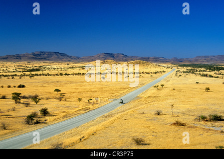 La Namibia, Regione di Kunene, Kaokoland, 4x4 sulle piste della zona Marienfluss Foto Stock