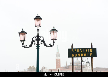 Via la luce e un cartello che diceva Servizio Gondole, Piazza San Marco, Venezia, Italia e Europa Foto Stock