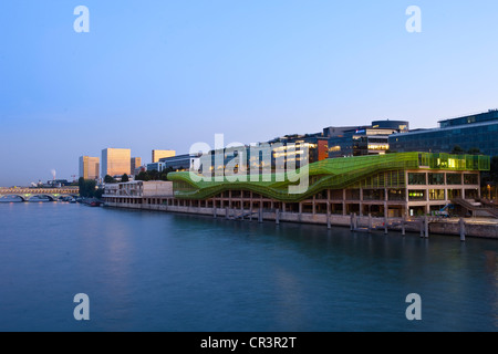 Francia, Parigi, Quai d'Austerlitz, Cite de la Mode et du Design, edifici industriali degli ex magazzini Generaux rinnovato Foto Stock