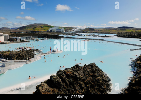 L'Islanda, Regione di Sudurnes, Grindavik, la Laguna Blu con la fabbrica geothermical in background Foto Stock