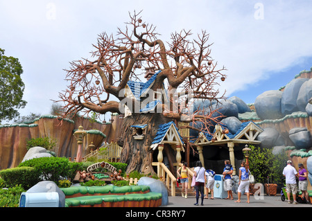 Famiglie godendo "Chip n Dale's Tree House di Mickey's Toontown, Disneyland, Anaheim, California, Stati Uniti d'America Foto Stock