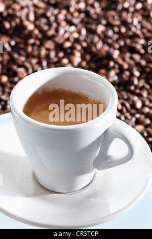 Tazza di caffè nella parte anteriore del caffè in grani Foto Stock