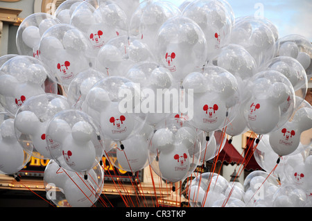 Magnifico display del bianco e rosso Mickey Mouse palloncini a Disneyland Park di Anaheim, California Foto Stock