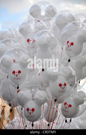 Display artistico di numerose il bianco e il Rosso di Mikey Mouse palloncini delizia a Disneyland, Anaheim, California Foto Stock