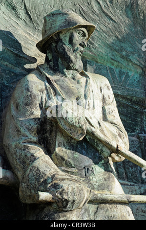 Ghisa monumento, Rilievo monumentale da Arthur Hoffmann, lavoratore nella produzione di acciaio, ThyssenKrupp, Krupp town, industria siderurgica Foto Stock