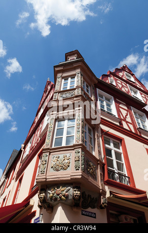 Una facciata storica con finestre a baia, Vier Tuerme Erker, centro storico, Loehrstrasse, Coblenza, Renania-Palatinato Foto Stock