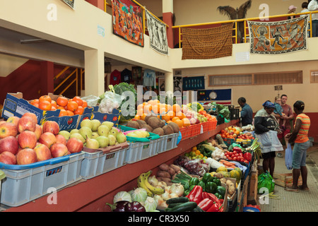 Bancarelle di prodotti freschi locali esposti per la vendita all'interno Mercato Comunale in Sal Rei, Boa Vista, Isole di Capo Verde Foto Stock