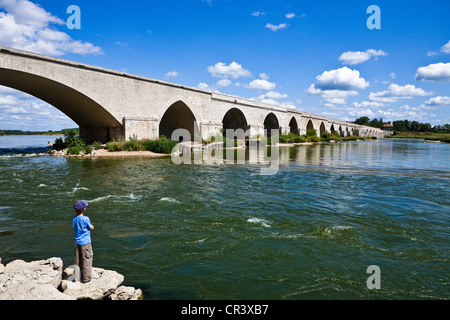 Francia, Loiret, Valle della Loira Patrimonio Mondiale UNESCO, Beaugency, bambini sul fiume Loira Banche e ponte sul fiume Foto Stock