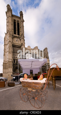 Cattedrale di Troyes Francia bambole antiche pram di primo piano sul mercato Cattedrale cattolica romana "Cathédrale Saint-Pierre-et-Saint-Paul' Foto Stock