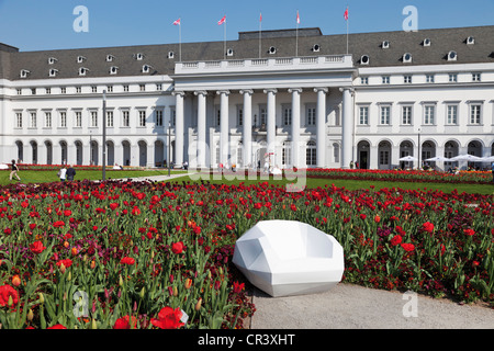 Artisticamente disegnato nel sedile anteriore del tulip aiuola di fiori e il Palazzo elettorale, Bundesgartenschau, BUGA 2011 Foto Stock