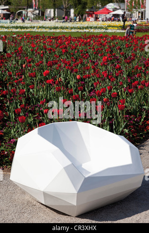 Artisticamente disegnato nel sedile anteriore del tulip aiuola di fiori e il Palazzo elettorale, Bundesgartenschau, BUGA 2011 Foto Stock