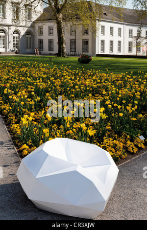 Artisticamente disegnato nel sedile anteriore del tulip aiuola di fiori e il Palazzo elettorale, Bundesgartenschau, BUGA 2011 Foto Stock