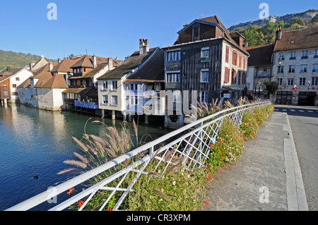 Fiori, ponte che attraversa il fiume Loue, villaggio, Ornans, Besancon, dipartimento del Doubs, Franche-Comte, Francia, Europa Foto Stock