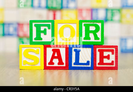 In vendita esposti in alfabeto di blocchi di costruzione Foto Stock