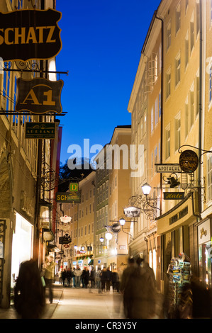 Austria, Salisburgo, centro storico Patrimonio Mondiale UNESCO, Getreidegasse strada pedonale di notte Foto Stock