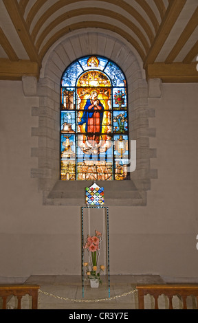 Vetrata della Vergine Maria con arte moderna in vetro colorato cubo Cattedrale di Troyes Francia Foto Stock