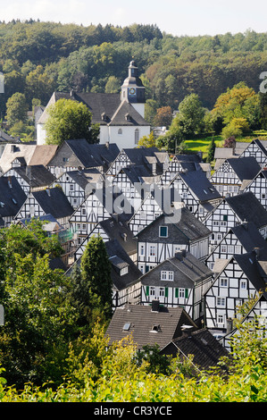 Centro storico, chiesa, semi-case con travi di legno, Freudenberg Siegerland regione Renania settentrionale-Vestfalia, PublicGround Foto Stock