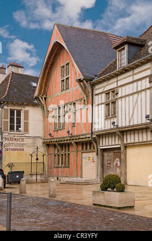 Antico borgo medioevale francone con cornice in legno case in Troyes Francia Foto Stock
