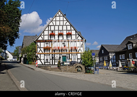 Ristorante, centro storico, semi-case con travi di legno, Freudenberg Siegerland regione Renania settentrionale-Vestfalia, PublicGround Foto Stock