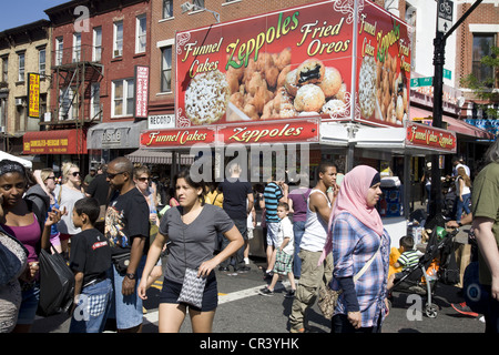 Tutti i tipi di persone godono di una fiera di strada sulla Quinta Avenue a 9th Street a Park Slope, Brooklyn, New York. Foto Stock