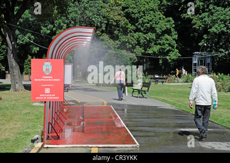 Pubblico acqua sistema di irrorazione, clima caldo, acqua, raffreddamento, estate, Bucarest, Romania, Europa orientale, Europa PublicGround Foto Stock