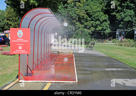 Pubblico acqua sistema di irrorazione, clima caldo, acqua, raffreddamento, estate, Bucarest, Romania, Europa orientale, Europa PublicGround Foto Stock