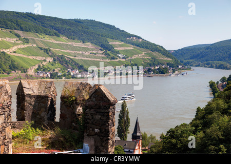 Burg Reichenstein castello e vista di Assmannshausen, Trechtingshausen, UNESCO - Sito Patrimonio dell'Umanità Valle del Reno superiore e centrale Foto Stock