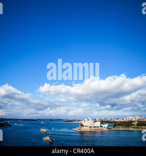 Angolo di alta vista di Sydney Harbour compresi Sydney Opera House, Fort Denison, e Ferry di Sydney su una bella e soleggiata giornata invernale Foto Stock